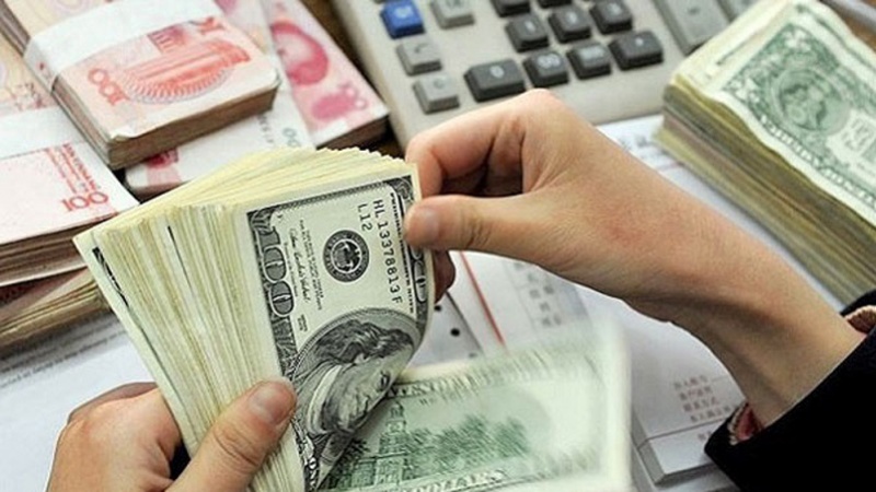 Iran tightens currency control by setting cap on carrying foreign cash