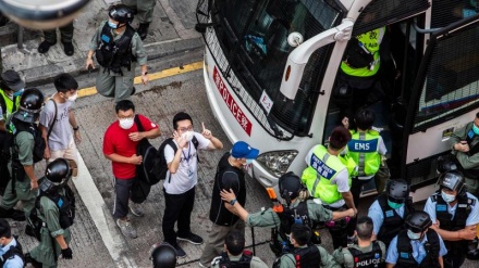 香港で、警察が抗議者数十名を逮捕