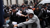 英首相官邸前での人種主義抗議者と警察の衝突