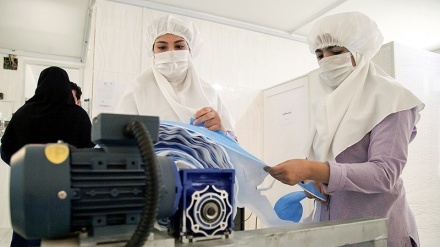 Pabrik di Iran Barat Ini Produksi 20.000 Masker Perhari (1)