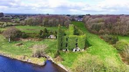 Irlanda, un castello suggestivo ricoperto di edera