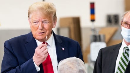 মার্কিন শীর্ষ বিশেষজ্ঞের আহ্বান প্রত্যাখ্যান; মাস্ক পরা বাধ্যতামূলক করবেন না ট্রাম্প