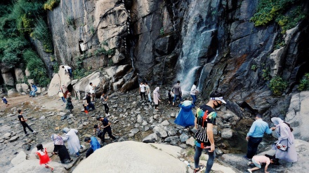 Pada Musim Panas, Ganjnameh Hamedan Ramai Pengunjung (1)