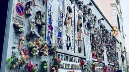 Milano: incendiata l’installazione artistica contro violenza su donne