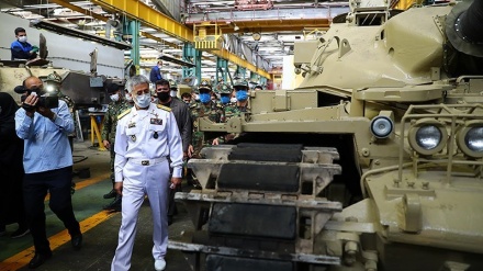 Laksamana Sayyari Kunjungi Pusat Perbaikan Tank (2)