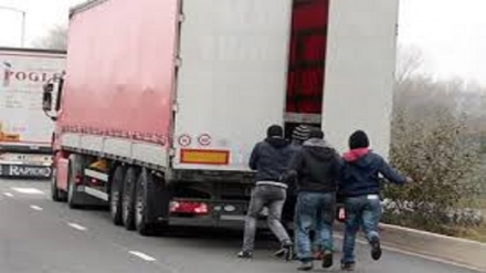 Francia: scoperti 11 migranti in un camion proveniente dall'Italia