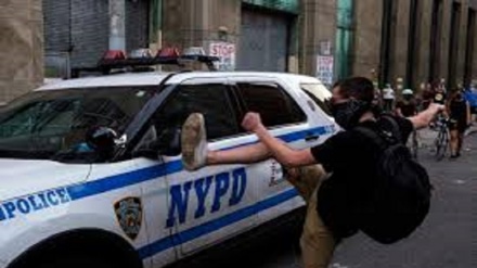 Proteste negli Usa, vandalizzati oltre 300 veicoli della polizia 