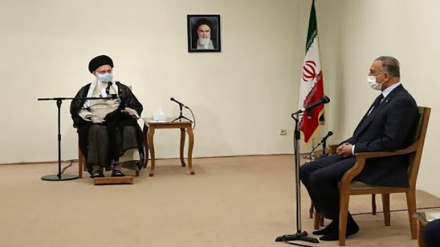 सौ सेकेंड में दुनिया की ख़बरः अमरीकी मांग काउंसलेट बंद करे चीन, हिज़्बुल्लाह के कमांडर की शहादत, इराक़ी प्रधानमंत्री का ईरान दौरा, भारतीय रक्षा मंत्री ने वायु सेना को सराहा