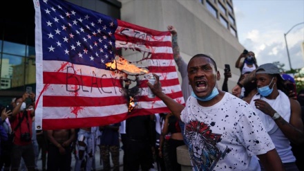 Vídeo: Manifestantes queman bandera de EEUU cerca de Casa Blanca