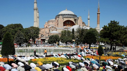 Shalat Jumat Pertama di Hagia Sophia