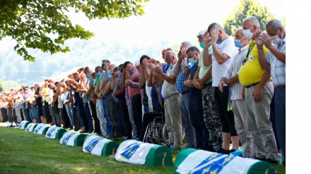 बोस्नियाः सरब्रेनीत्सा में आठ हज़ार मुसलमानों के क़त्लेआम की 25वीं बर्सी, कुछ शवों के अवशेष दफ़नाए जा रहे हैं, क्या गुजरात क़त्लेआम के मज़लूमों की कभी बर्सी मनाई जाएगी?
