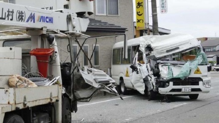 新潟市で保育園の送迎バスと高所作業車が衝突　