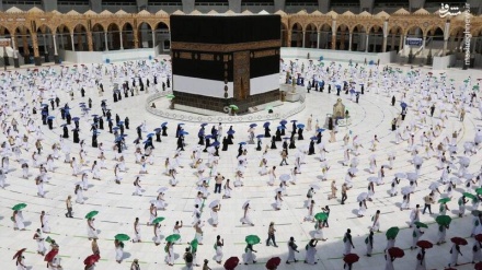 Hajj, i fedeli rispettano il distanziamento sociale (VIDEO)