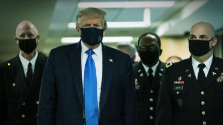 Inilah Momen Trump Memakai Masker untuk Pertama Kalinya