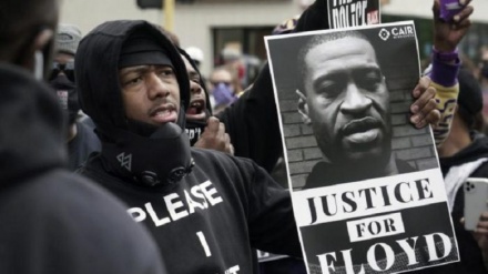Dalla famiglia di George Floyd denuncia civile contro la città di Minneapolis e i 4 agenti