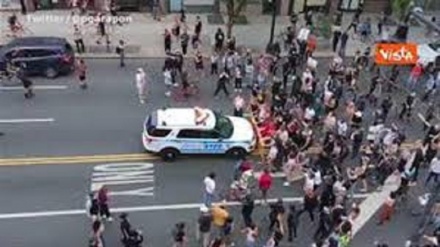 Razzismo negli USA: 2 volanti investono i manifestanti 