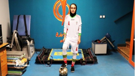 Zahra Mohammadzadeh Dousti, la forte giocatrice di calcio iraniana (VIDEO)