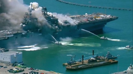 Американинг ҳарбий кемасида портлаш ва ёнғин юз берди (Видео)