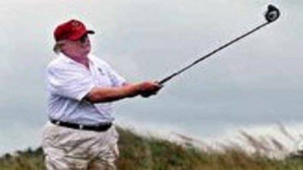 (VIDEO) Trump gioca a golf in piena pandemia