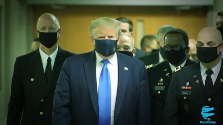 Inilah Momen Trump Memakai Masker untuk Pertama Kalinya