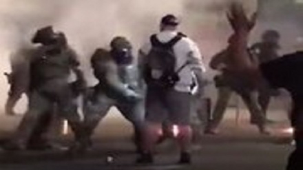 Video: Policía golpea a un manifestante en protestas en EE.UU.