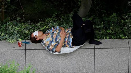 東京の街角で、マスクがこんな使い方