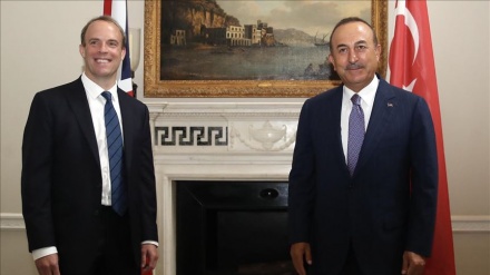 Çavuşoğlu, İngiltere Başbakanı ile görüştü