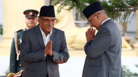 नेपाल की सत्तारूढ़ पार्टी में टूट का ख़तरा बढ़ा