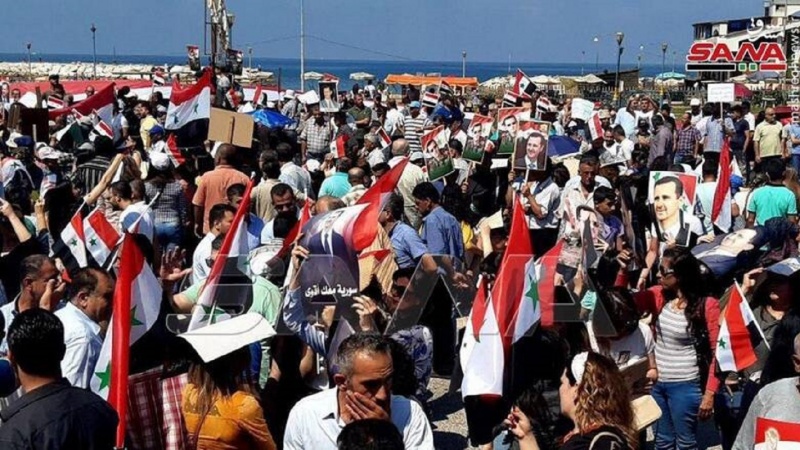 Sirios protestan contra presencia militar y sanciones de EEUU