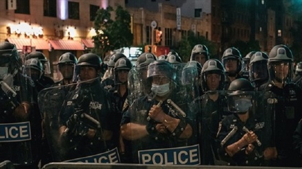 米国大統領による抗議者弾圧の決定に対し、ワシントンで抗議デモ