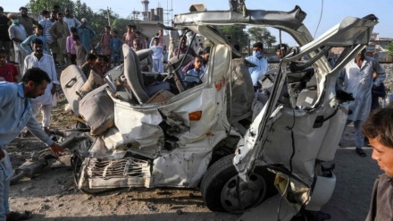 パキスタン中部で、列車とバスが衝突、22人が死亡