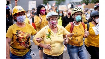 Il muro delle mamme contro Trump