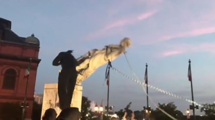 Usa: Baltimora, rovesciata la statua di Cristoforo Colombo