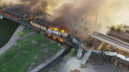 米アリゾナ州で貨物列車が脱線・炎上