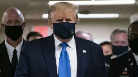 特朗普在疫情期间首次公开戴口罩