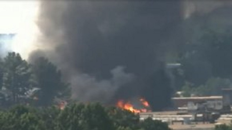 ادامه آتش سوزی ها در امریکا ؛آتش‌سوزی مهیب در یک کارخانه مواد شیمیایی در آمریکا
