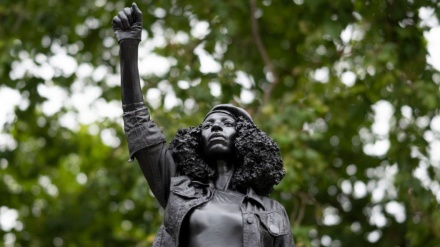 Statuta di dell'attivista Black Lives Matter al posto di uno schiavista
