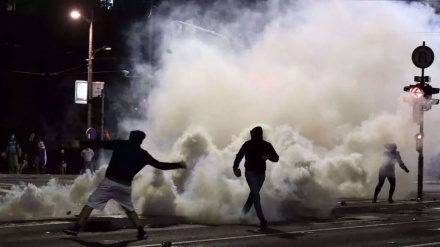  Violent clashes erupt in Belgrade as thousands protest against new COVID-19 lockdown 