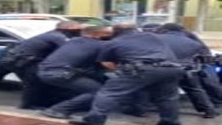 Video: Policias golpean a hombre negro en Miami