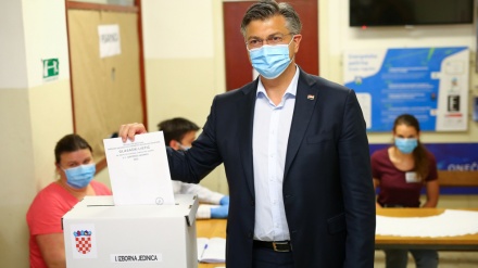  Croatian political leaders vote in post-lockdown election 