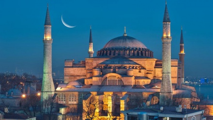 Der schöne Adhan von den Minaretten der Hagia Sophia