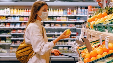 Britania e bënë detyrim vendosjen e maskës në supermarkete dhe qendra të shërbimeve