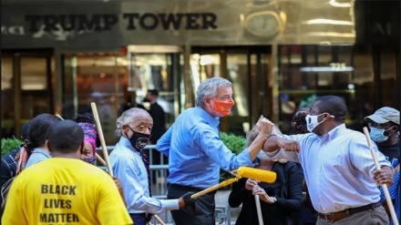 Video: Alcalde de Nueva York ayuda a pintar las palabras “Black Lives Matter” 