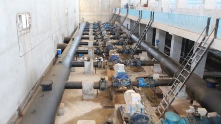 Utovu wa ubinadamu wa Uturuki wa kuwafungia maji Wasyria wa Al Hasakah katika msimu wa joto kali