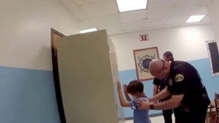 Video shock: Usa, e' disabile e ha solo 8 anni, ma viene ammanettato dalla polizia 