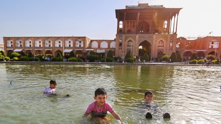 Bermain Air di Kolam Imam Khomeini Square, Isfahan (1)