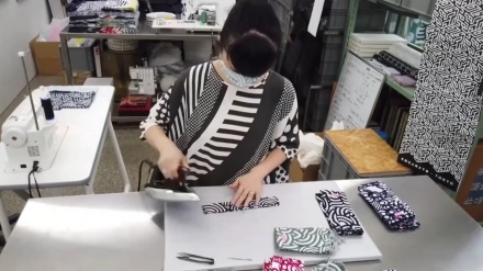 浴衣生地でマスク制作　日本人デザイナー