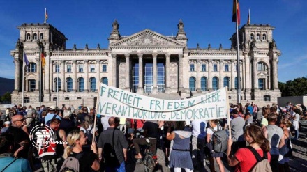 Protestuesit në Berlin: “Coronavirusi nuk ekziston”