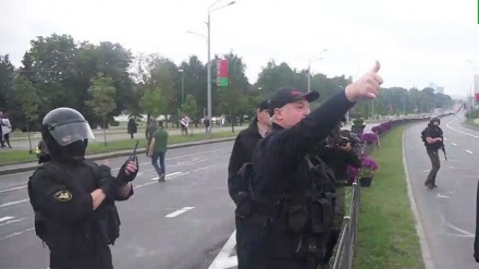 Լուկաշենկոն զենքով միացել է Բելառուսի մայրաքաղաքի փողոցներում  ընդդիմությանը ճնշող ոստիկաններին