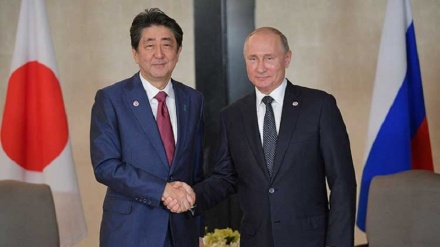 安倍首相がプーチン氏と電話会談　平和条約交渉の継続を確認